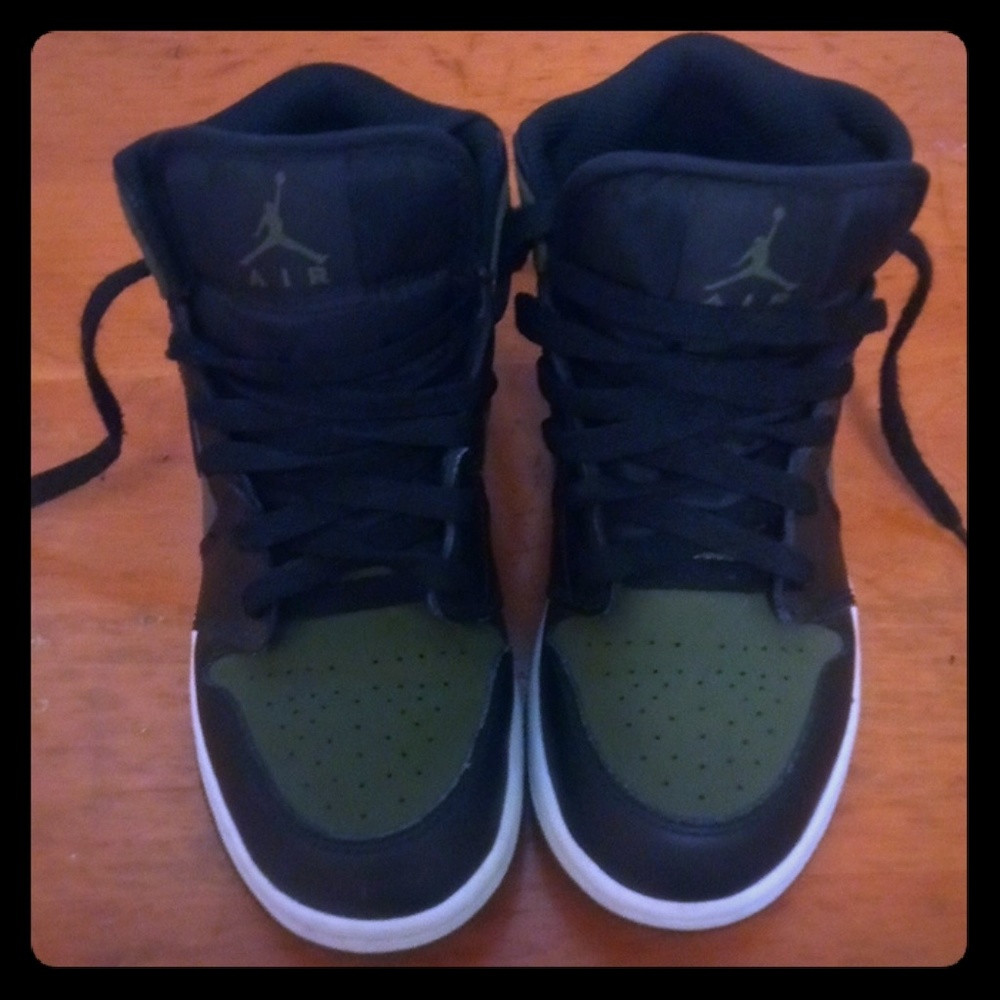 Boys Nike Air Jordan 1 mid Olive/Black - Picture 1 of 5